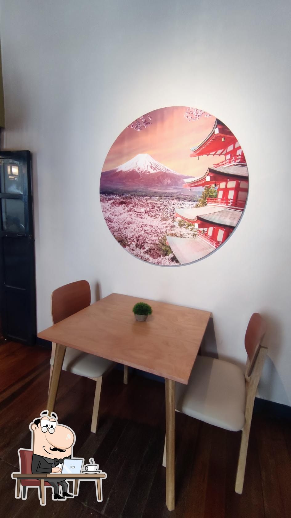 Mesa para dos bajo el mural circular del Monte Fuji y cerezos