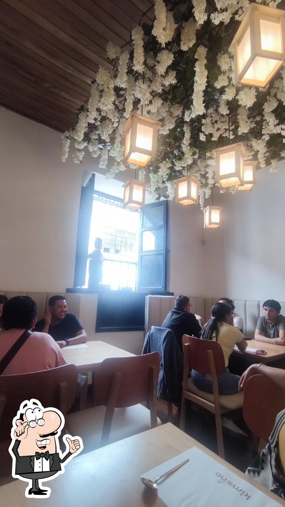Interior de Kimono con clientes y decoración de linternas orientales