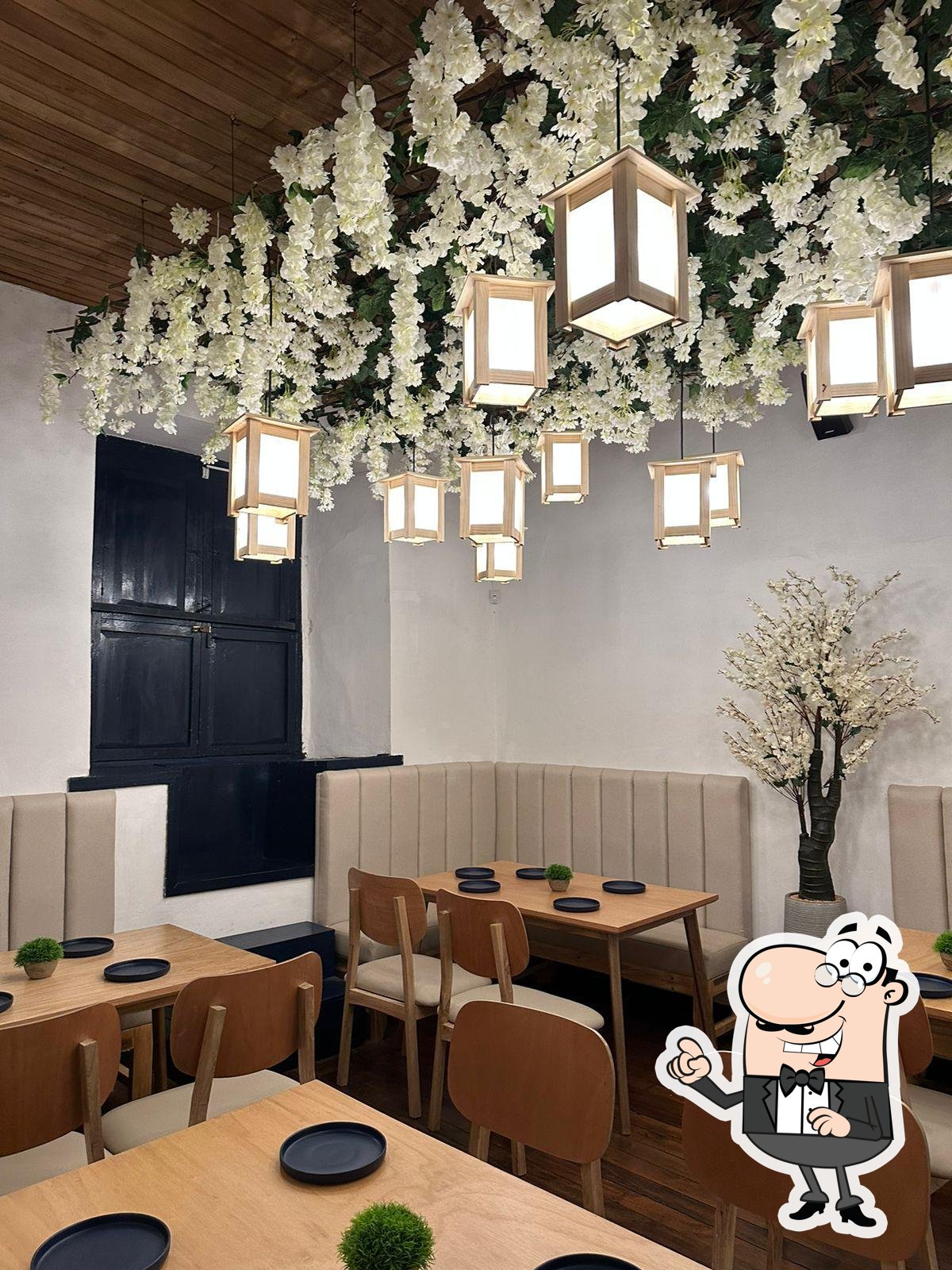 Salón Kimono con flores blancas colgantes y linternas japonesas