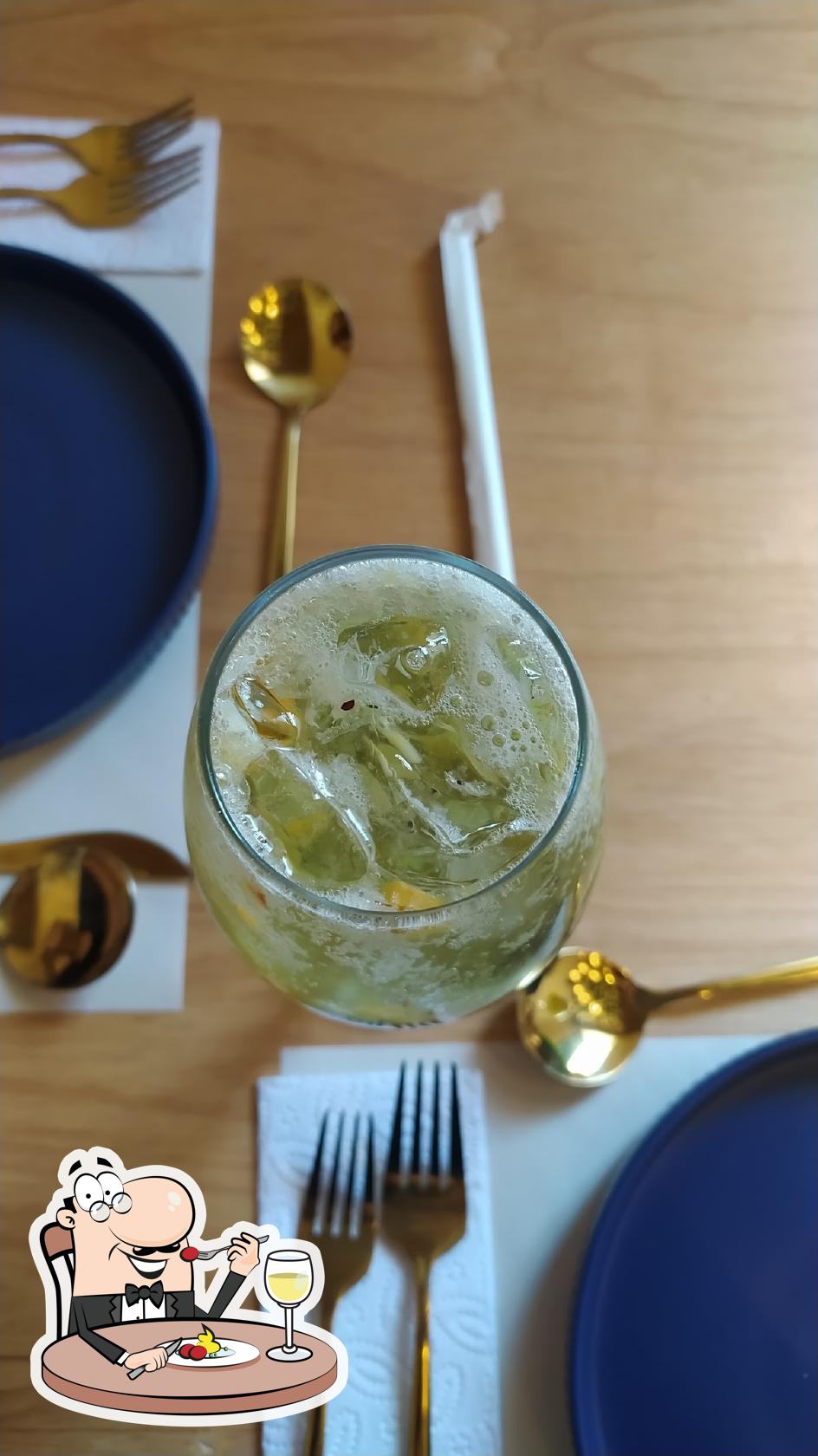 Soda artesanal de kiwi con hielo en vaso de vidrio