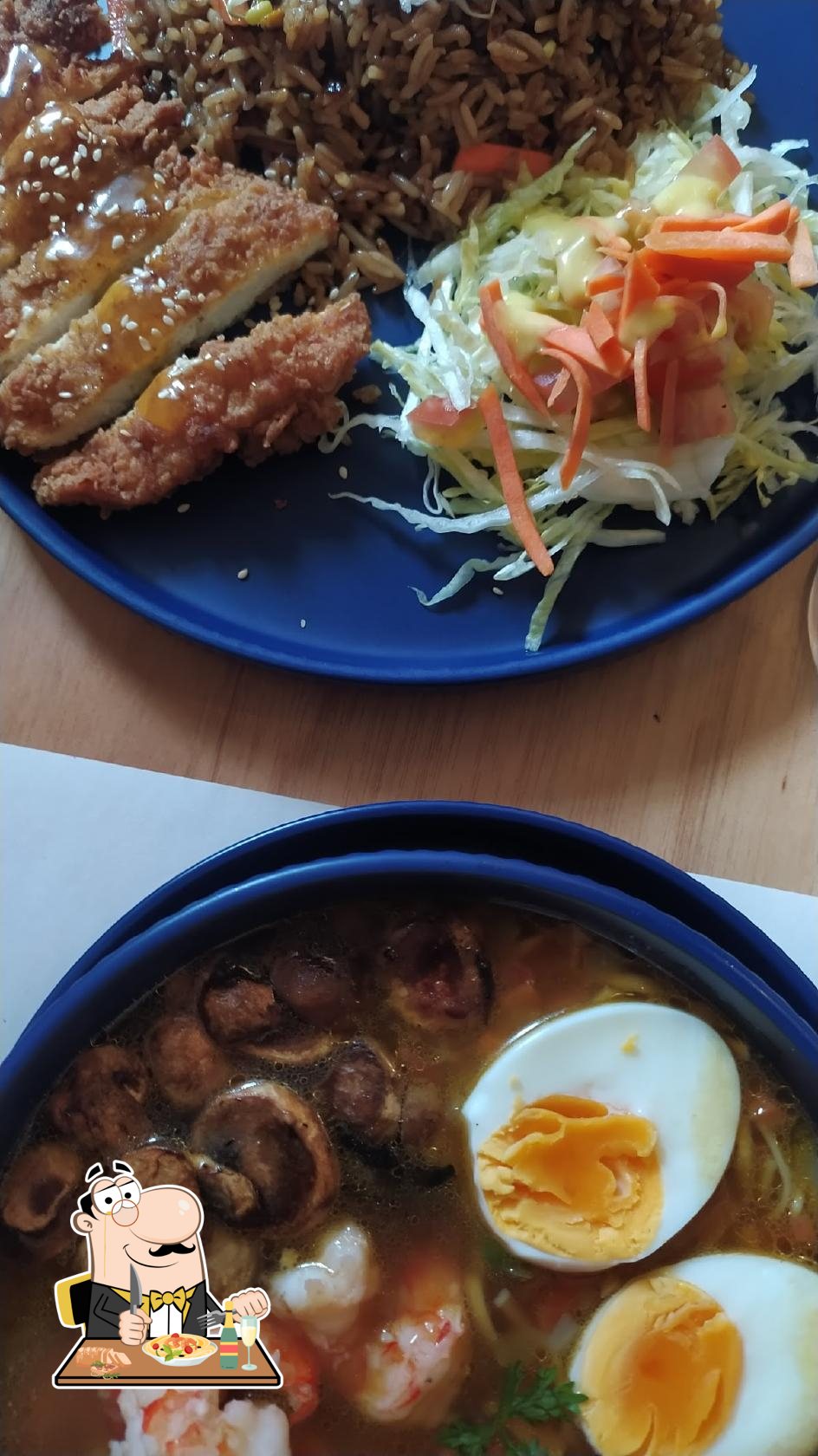 Pollo katsu con arroz y ensalada junto a un tazón de ramen